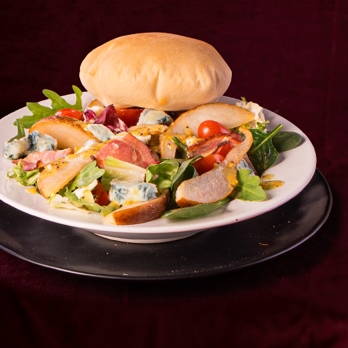 Sałatka z gruszką i gorgonzolą